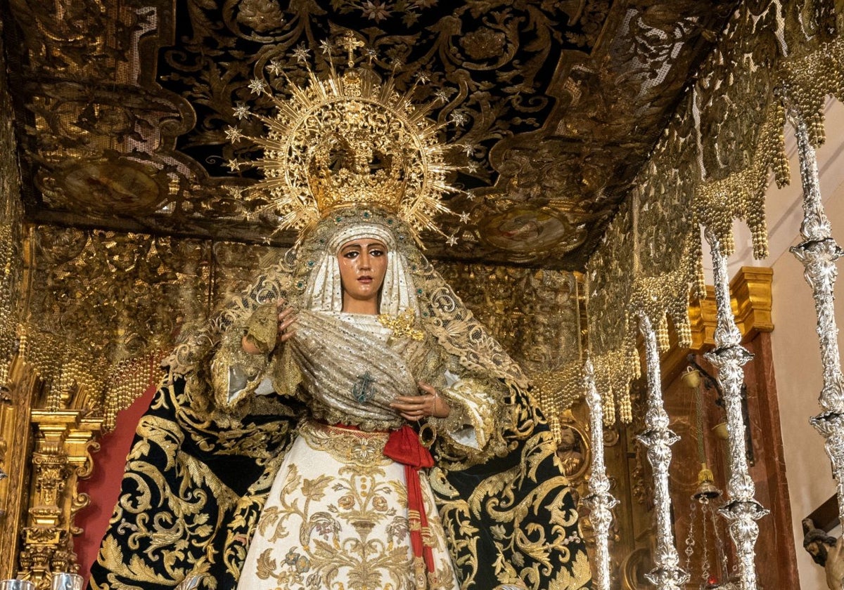 La Esperanza de Triana, en su paso de palio, para la Magna