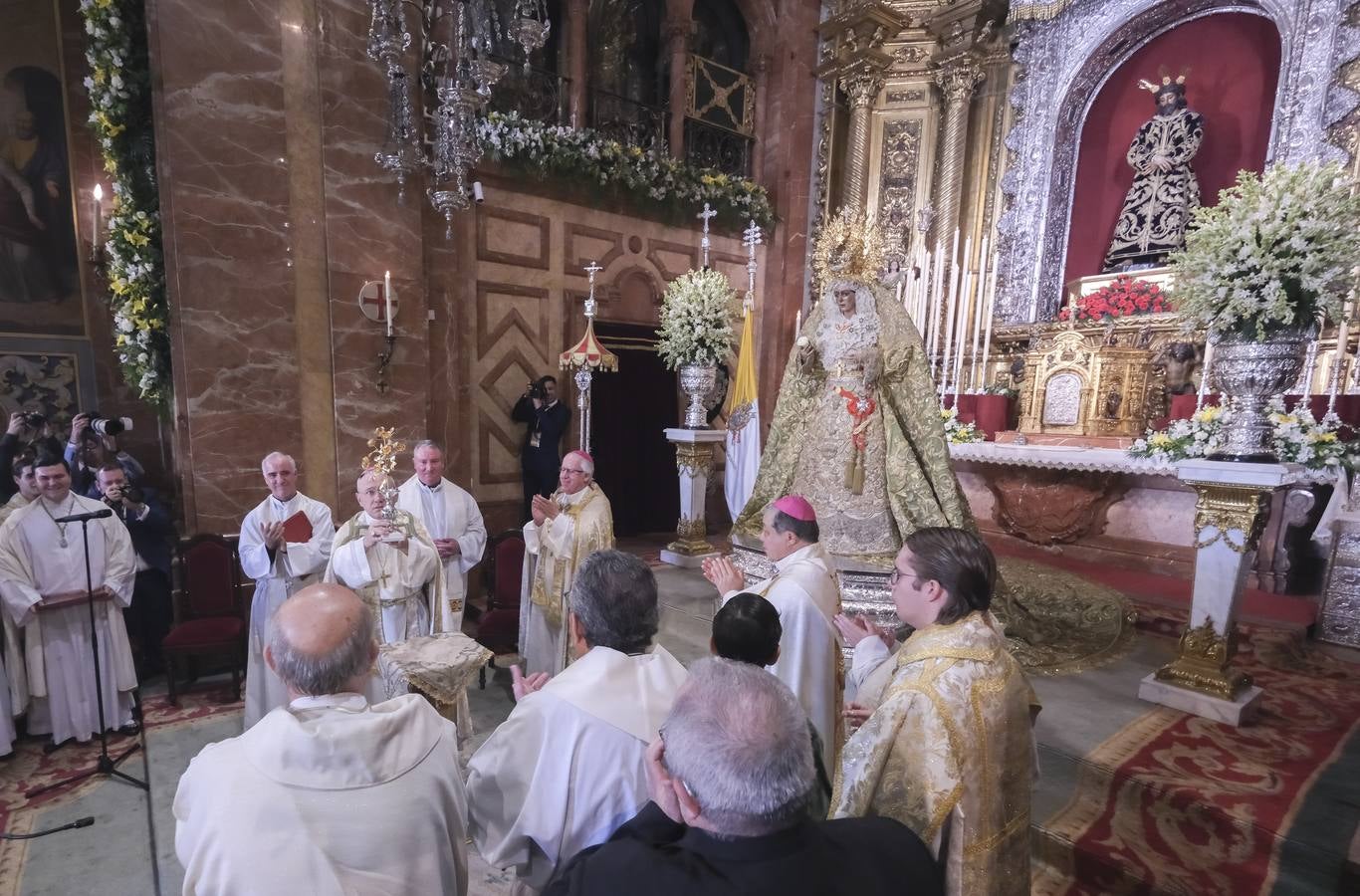 La ceremonia ha congregado a numeroso público en la Basílica de la Macarena