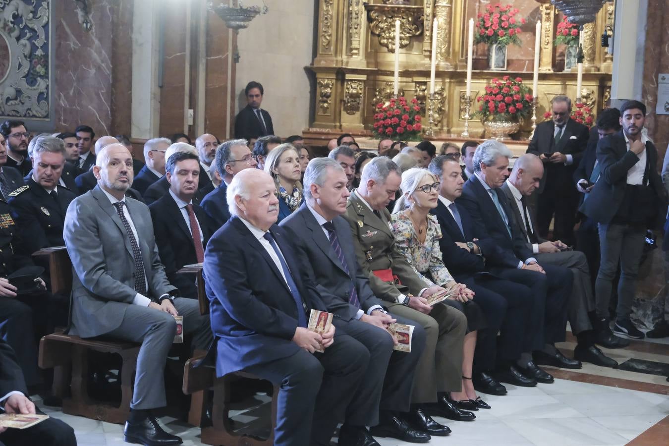 La ceremonia ha congregado a numeroso público en la Basílica de la Macarena