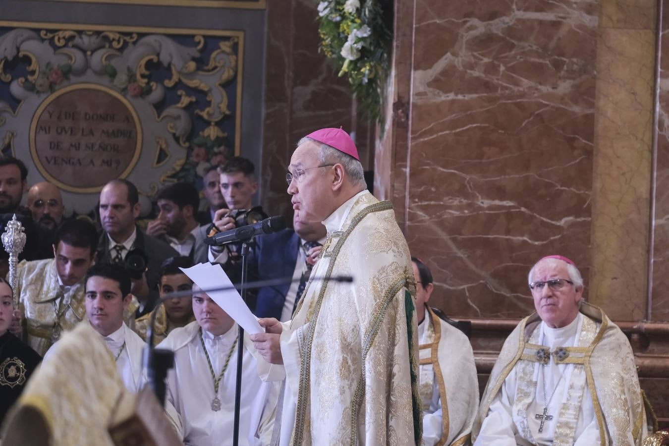 La ceremonia ha congregado a numeroso público en la Basílica de la Macarena