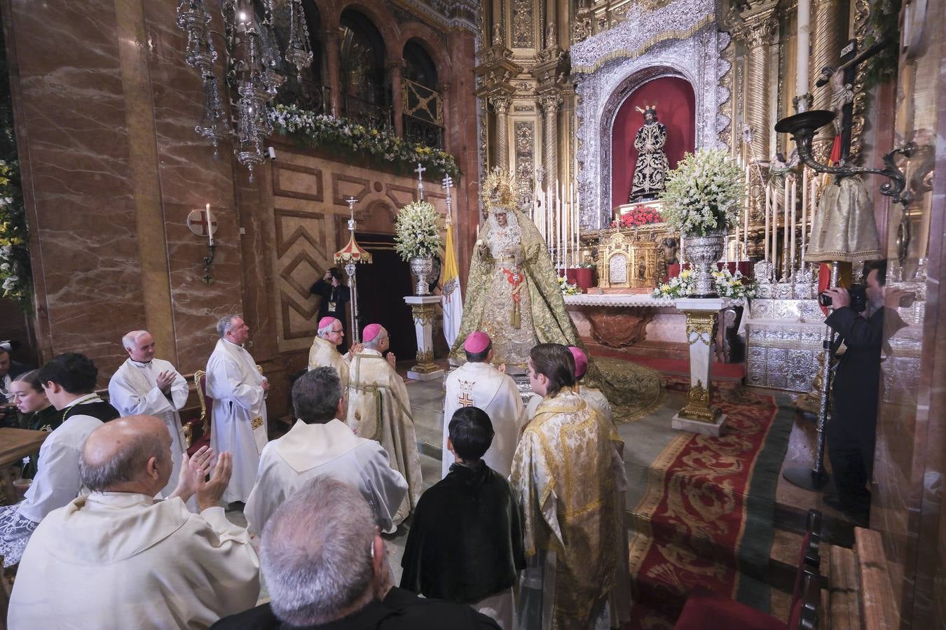 La ceremonia ha congregado a numeroso público en la Basílica de la Macarena