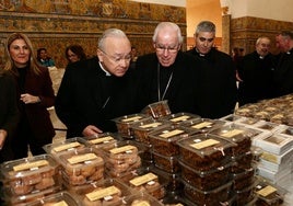 Monseñor Edgar Peña, enviado especial del Papa, bendice la muestra de dulces de conventos de Sevilla