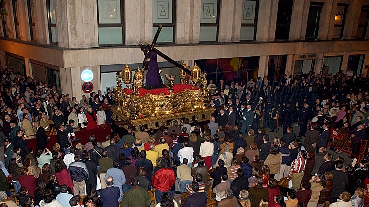 Paso del Gran Poder llegando al inicio de la Carrera Oficial en La Campana
