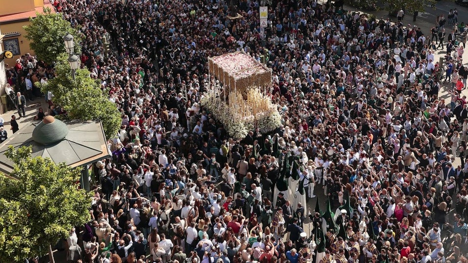 Palio de la Esperanza de Triana en su regreso a la capilla de los Marineros en la mañana del Viernes Santo