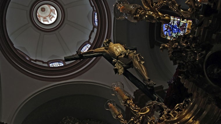 El Cristo del Cachorro en su basílica de la trianera calle Castilla