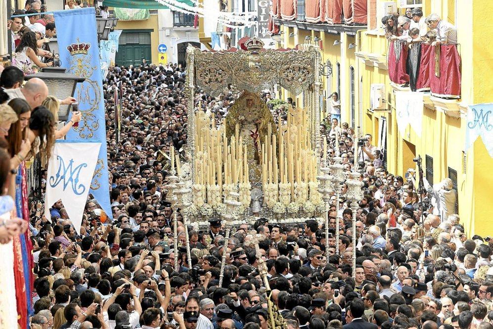 La Macarena avanza en la bulla de calle Parras en la extraordinaria de 2014 con motivo del L Aniversario de la Coronación Canónica