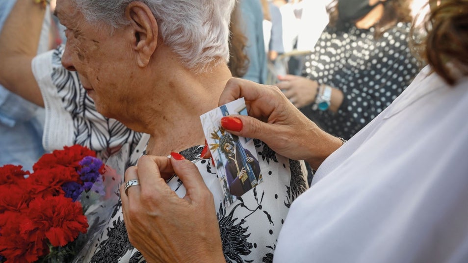 Una devota del Gran Poder con una estampa del Señor