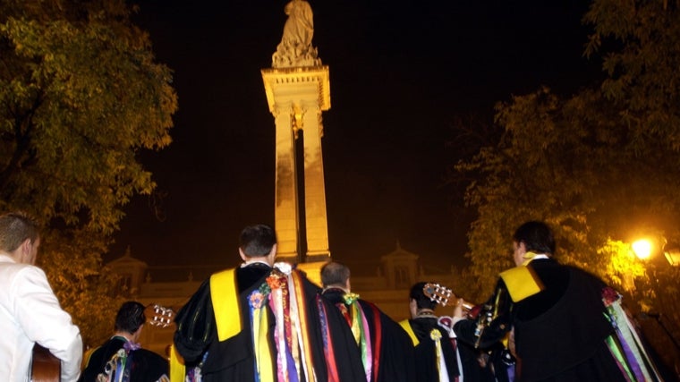 Canto de las tunas sevillanas en el monumento a la Inmaculada