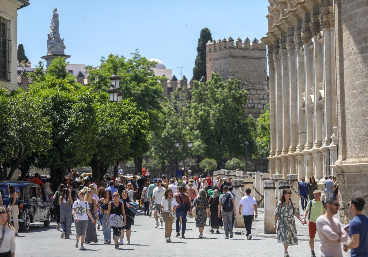 Turistas en el entorno de la Catedral de Sevilla