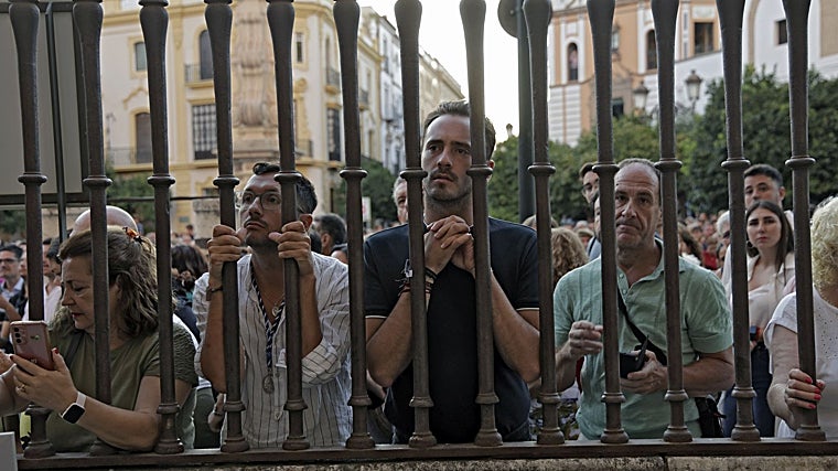 Fieles esperando la salida de la Virgen de los Reyes de la Catedral de Sevilla