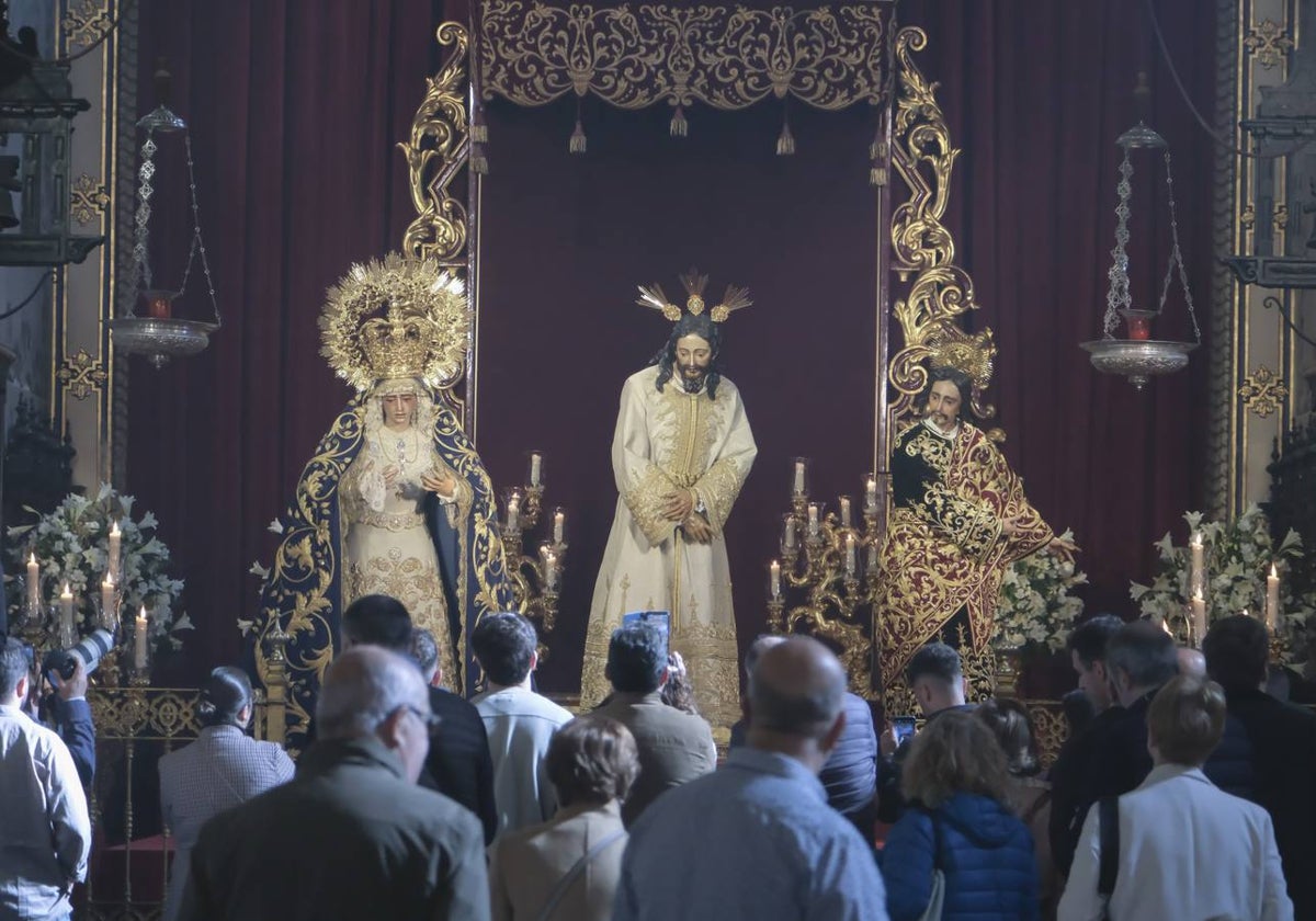 Multitud de fieles en la veneración de la Amargura