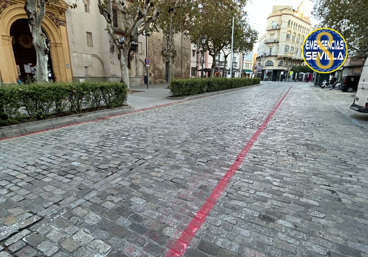 Las principales calles por donde irán los pasos se han pintado de rojo