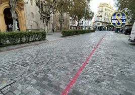 El Ayuntamiento de Sevilla pinta de rojo los 'carriles' por donde irán los pasos de la Magna