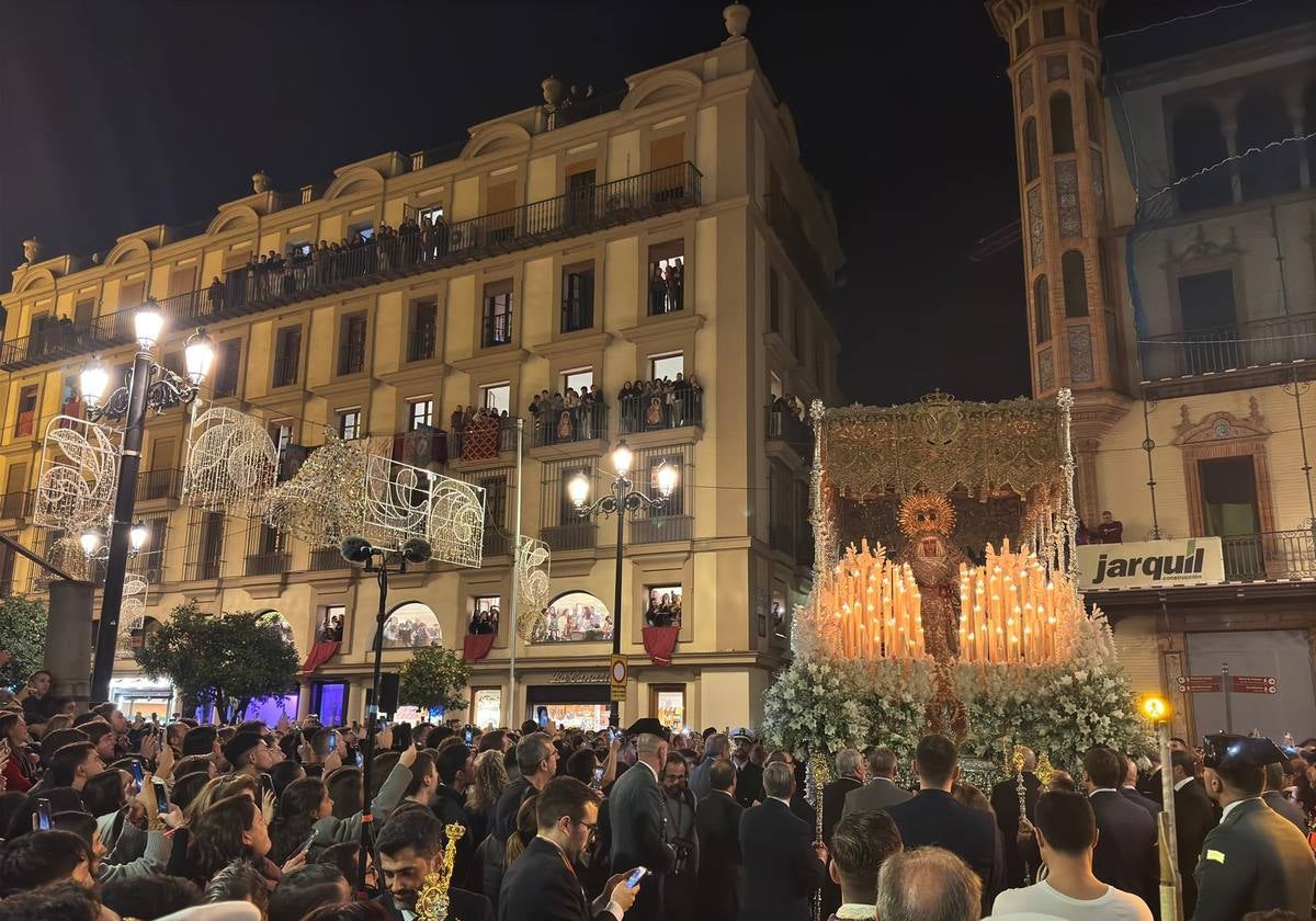 Traslado entre multitudes y ya de noche de la Esperanza de Triana a la Catedral