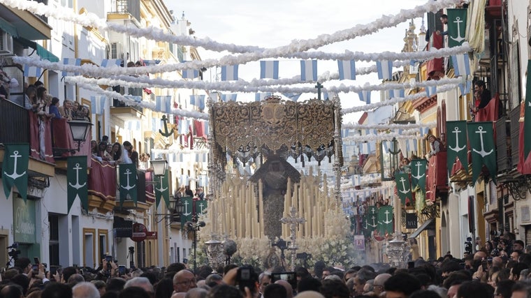 La Esperanza de Triana por la calle Pureza