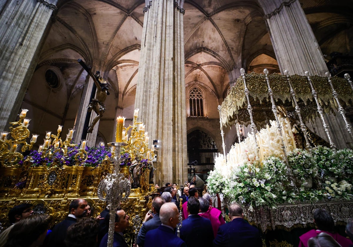 El Cristo del Cachorro y el palio de la Esperanza de Triana, frente a frente en el interior de la Catedral