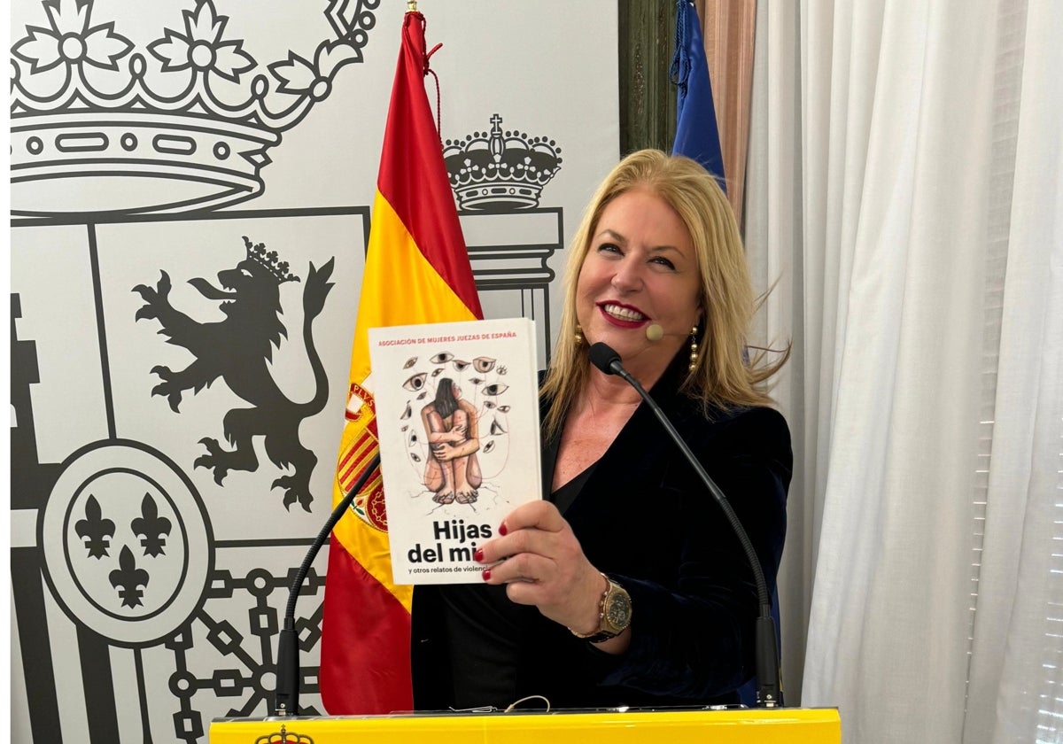 Flor de Torres con el libro «Hijas del miedo» del que es coautora, durante su presentación en el Ministerio de Igualdad