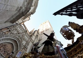 El Gran Poder sale de la Catedral con la luz de la tarde en la Magna de Sevilla