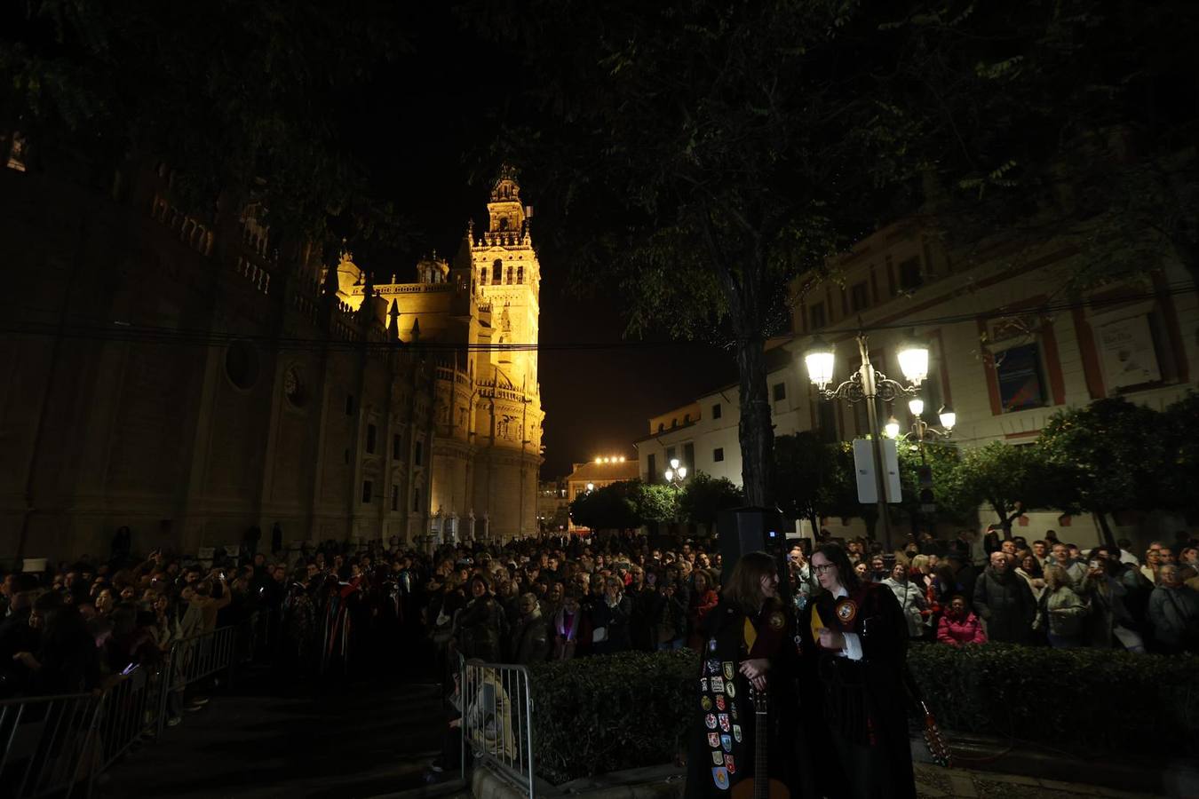 Muchísimo público acude la víspera del 8 de diciembre para ver a las tunas 