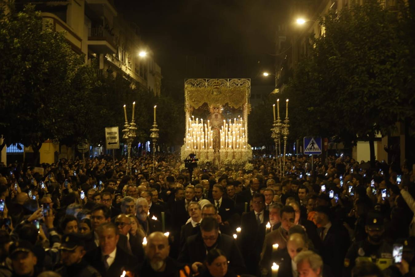 La macarena avanza entre la multitud por la calle Feria