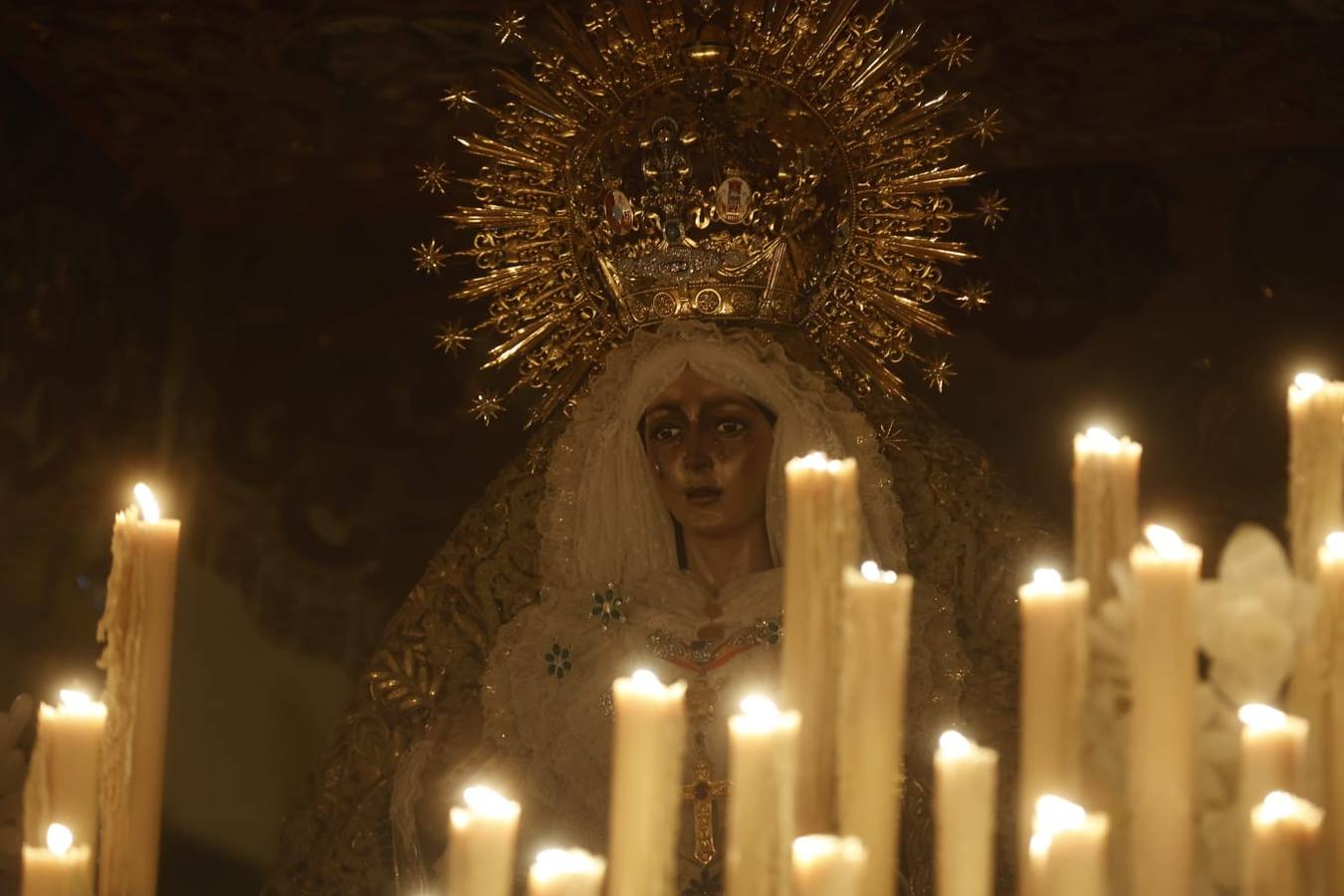 La Macarena avanza hacia la Catedral de madrugada