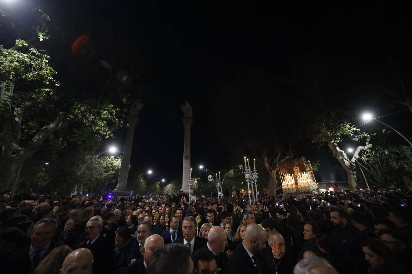 La Macarena cruza la Alameda de Hércules