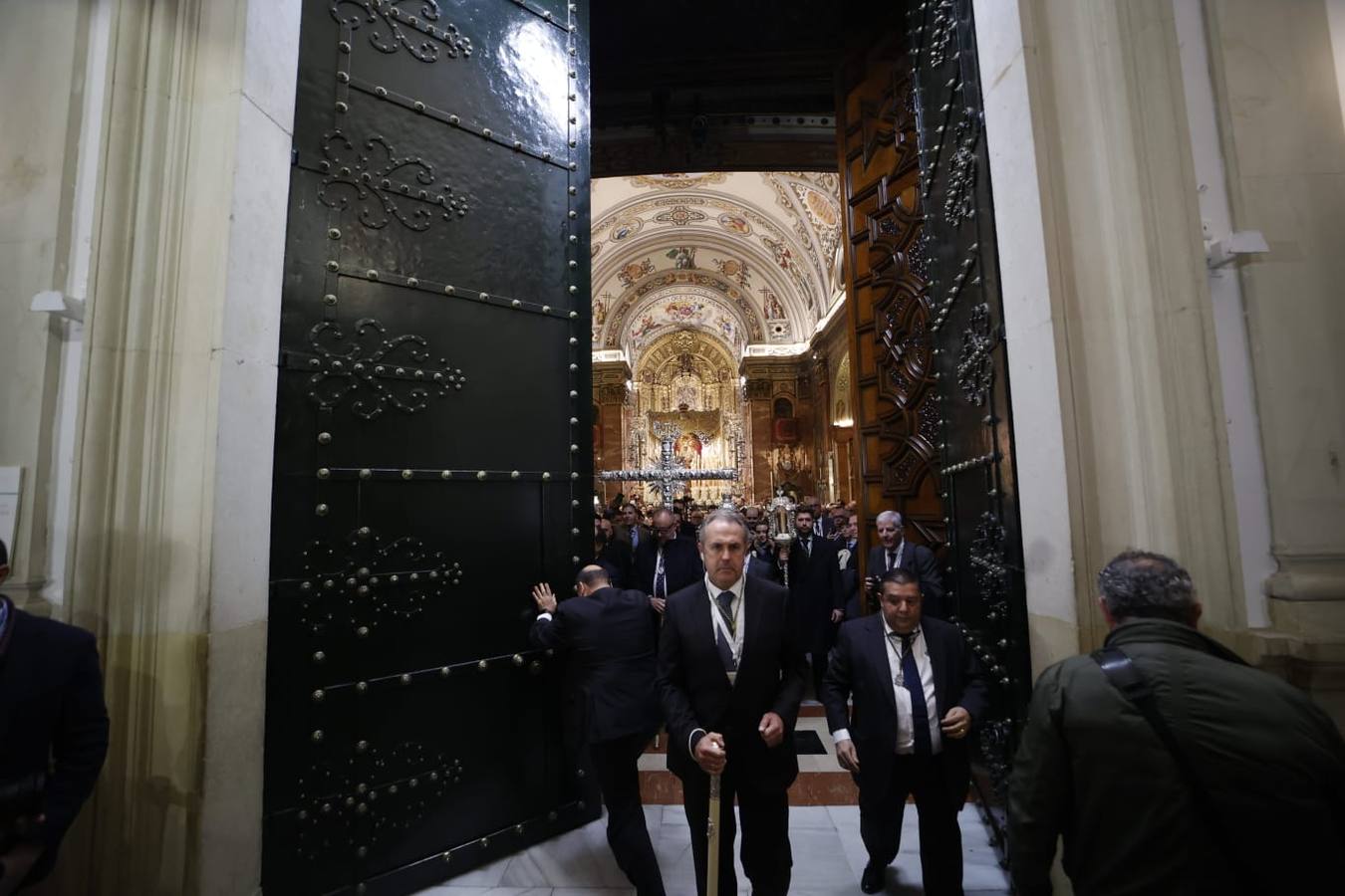 Las puertas de la Basílica de la Macarena se abrieron a las doce de la noche