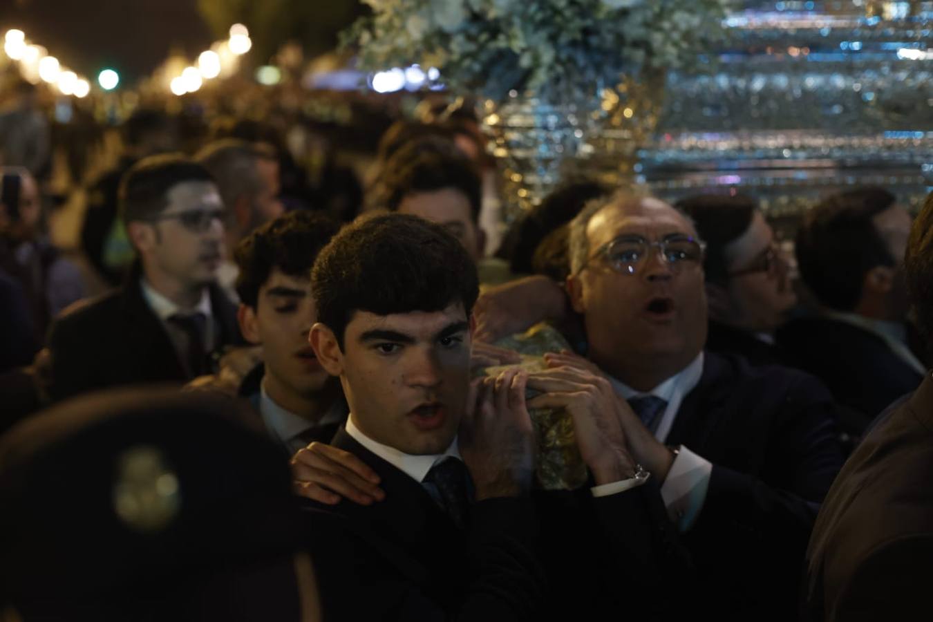 Los loreños en la calle Reyes Católicos llevando a su patrona