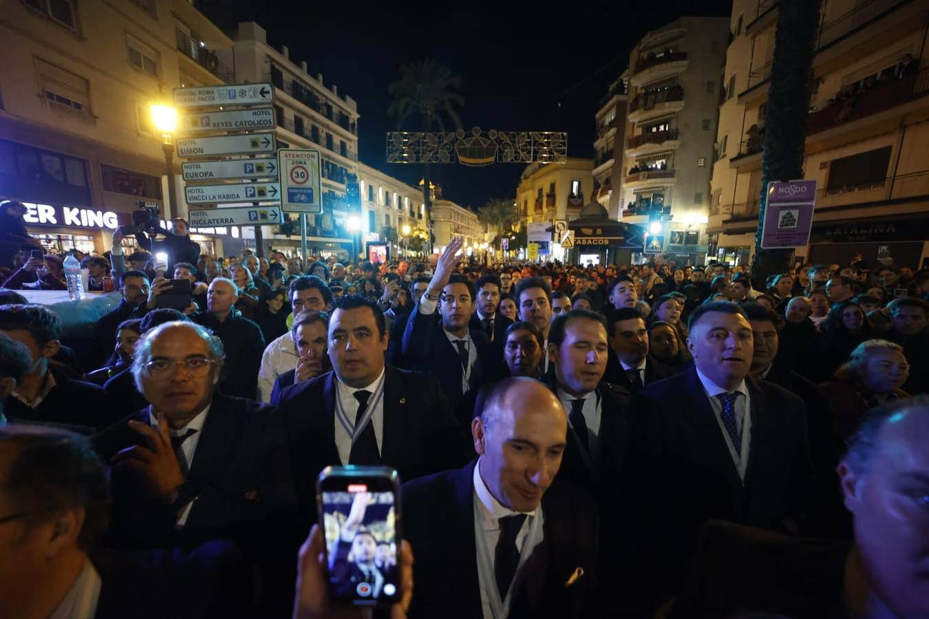 Los loreños en la calle Reyes Católicos llevando a su patrona