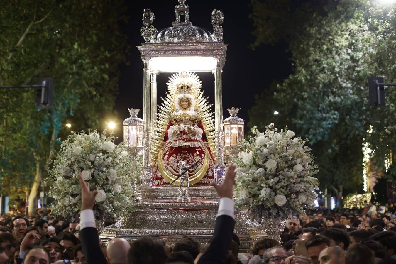 Los loreños en la calle Reyes Católicos llevando a su patrona