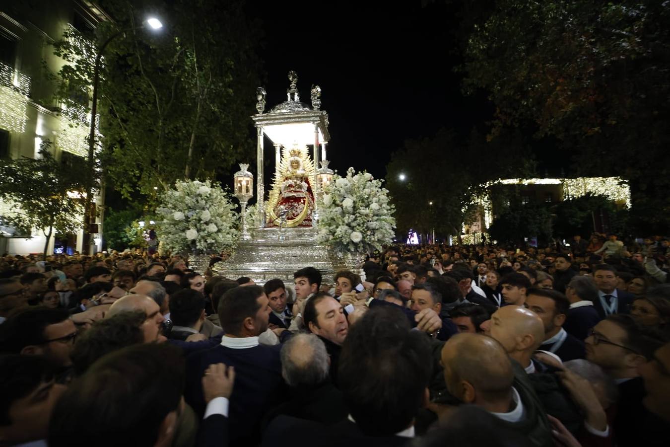 Los loreños en la calle Reyes Católicos llevando a su patrona