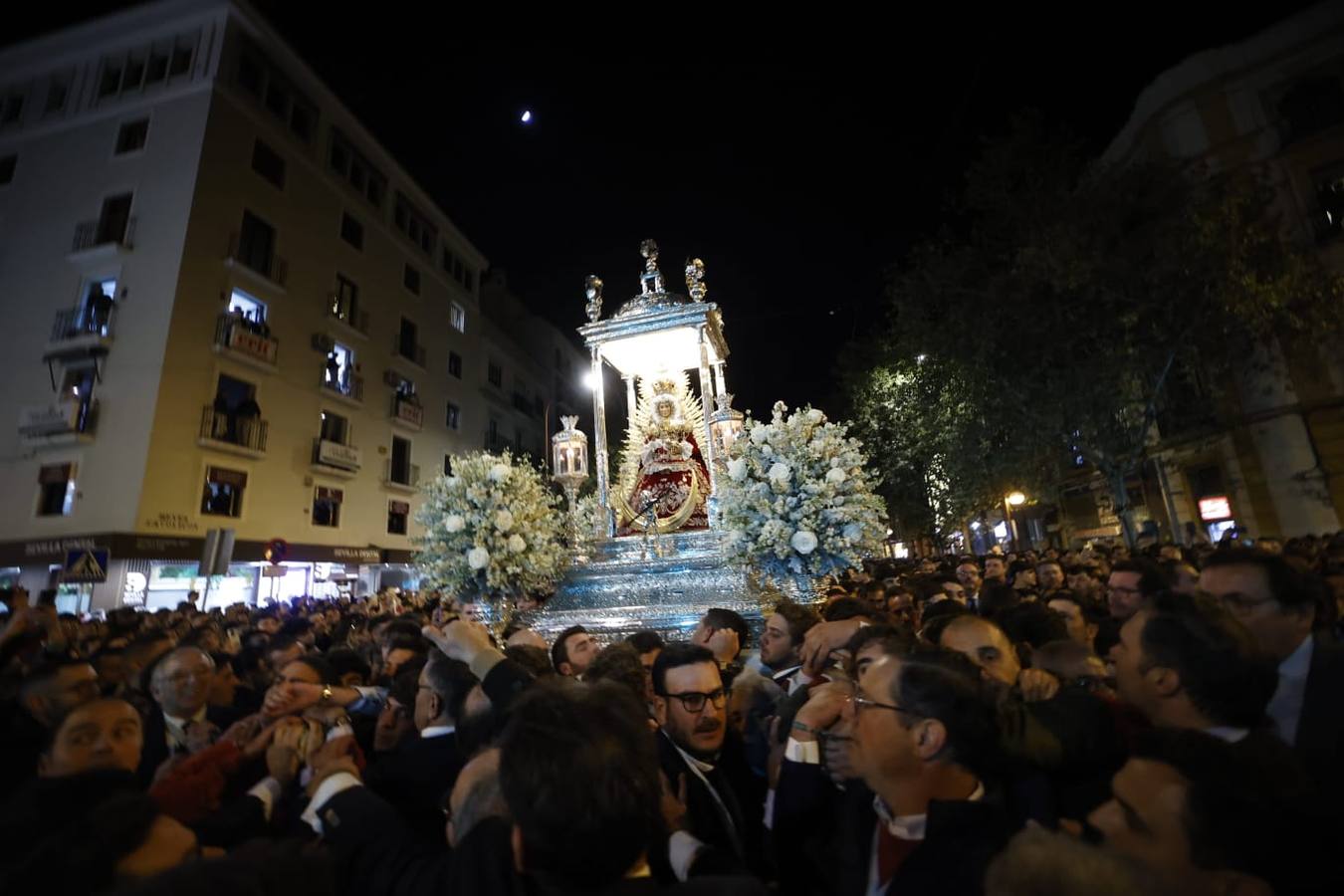 Los loreños en la calle Reyes Católicos llevando a su patrona