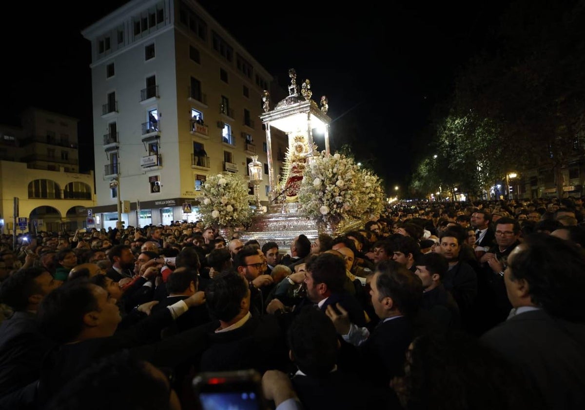 Los loreños llevando a su patrona por la calle Reyes Católicos