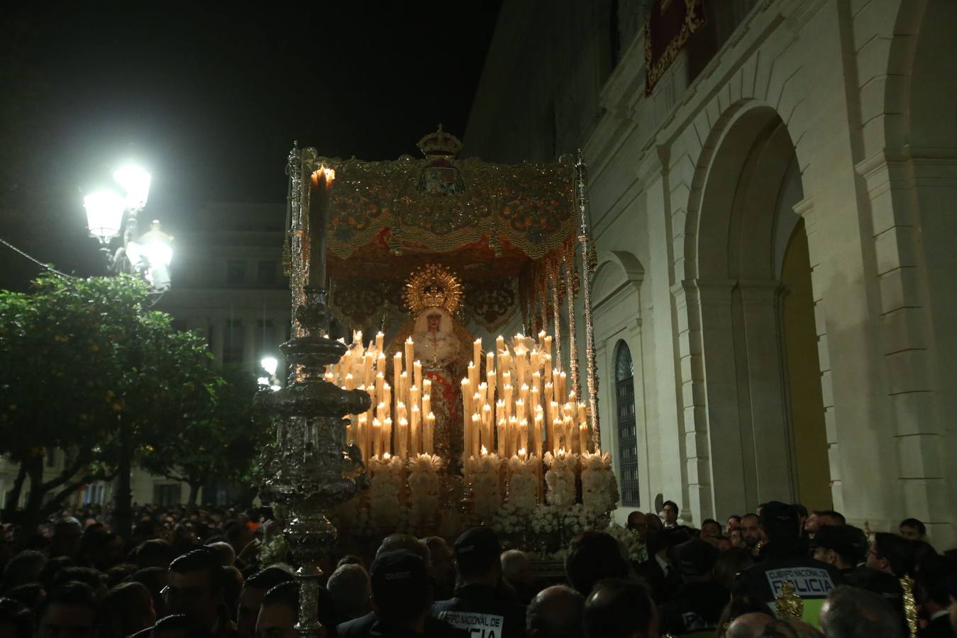 Traslado de la Macarena a la Catedral para participar en la Magna