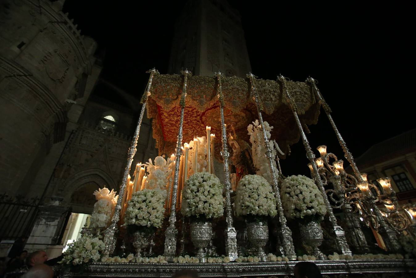 Traslado de la Macarena a la Catedral para participar en la Magna