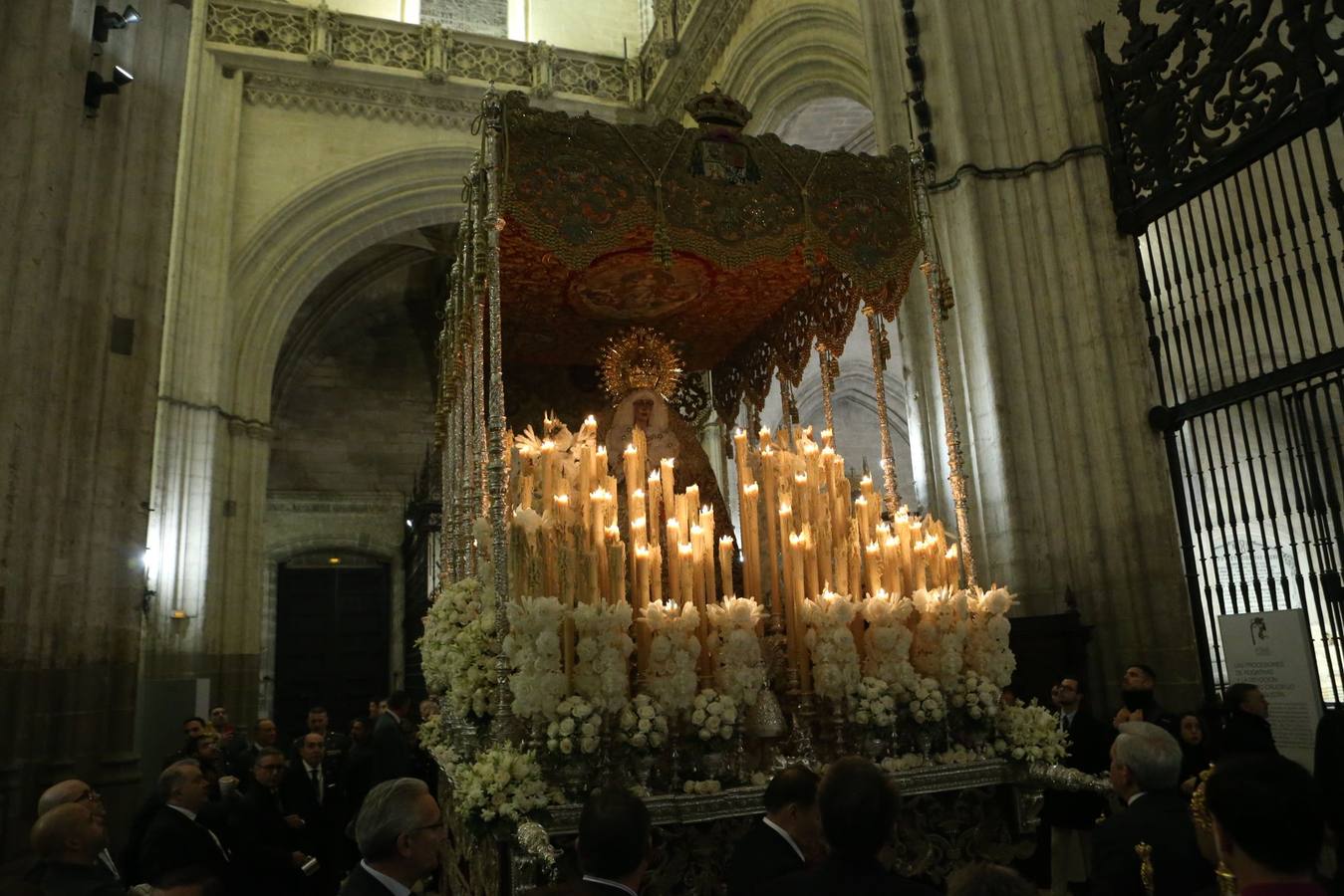 Traslado de la Macarena a la Catedral para participar en la Magna