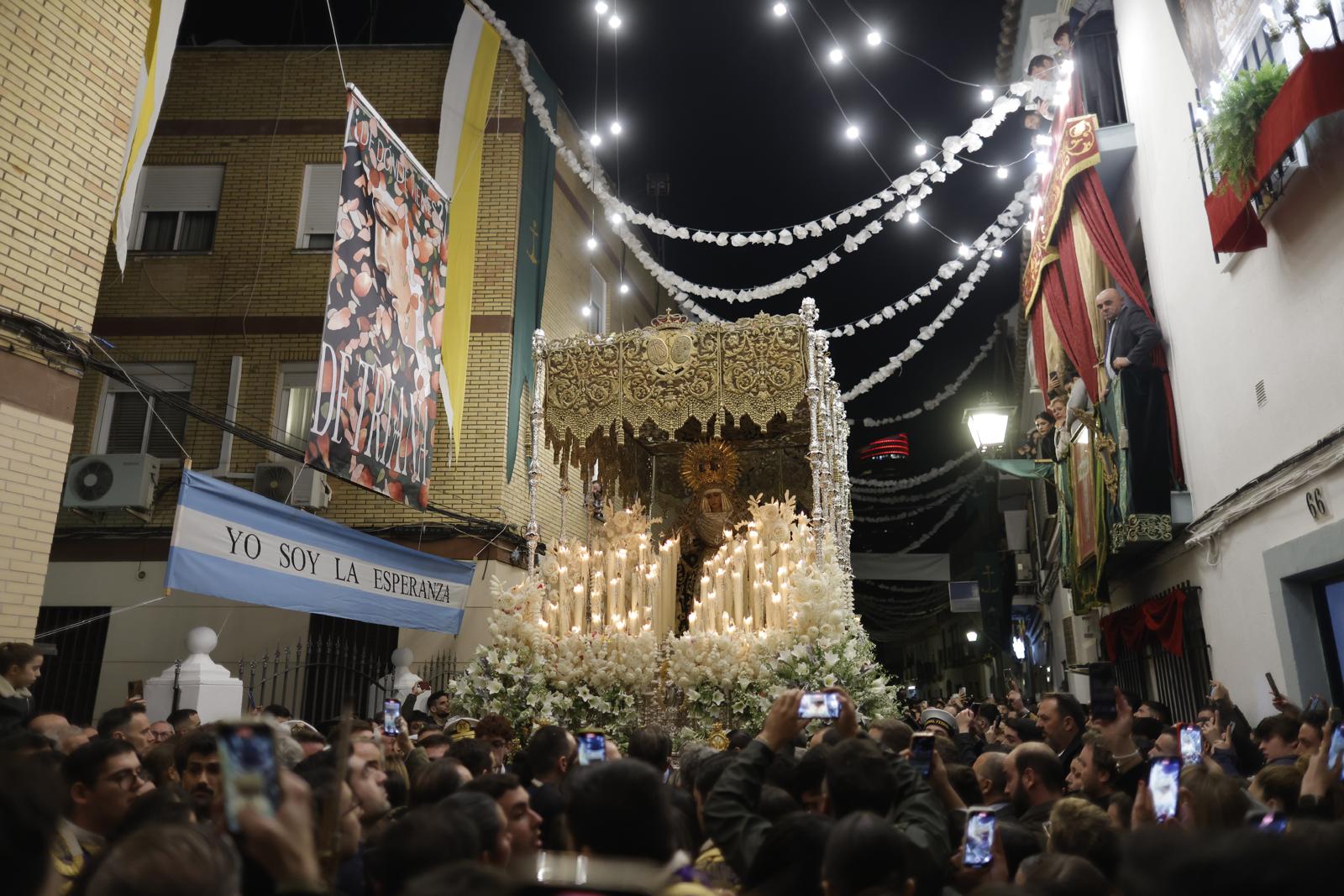 Regreso de la Esperanza de Triana a su barrio tras la Magna