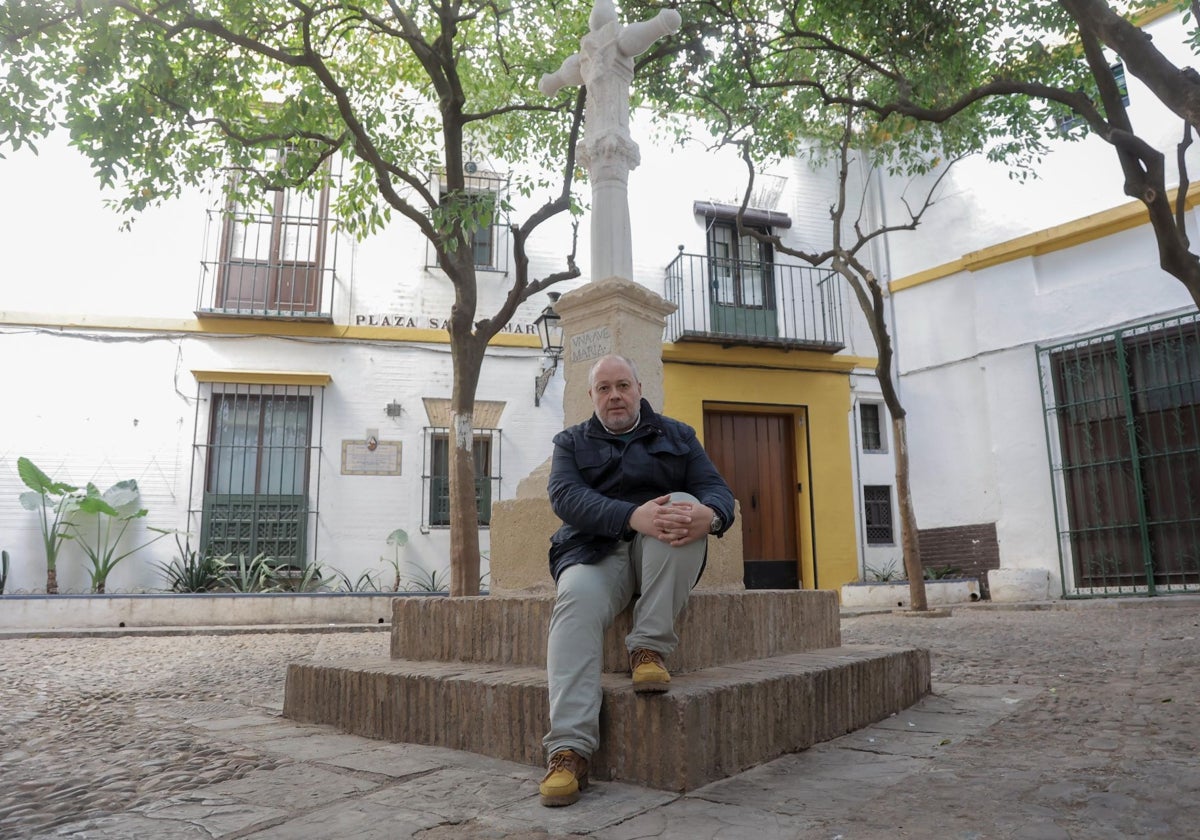 José Antonio Hurtado, bajo cruz de San Lázaro de la plaza de Santa Marta