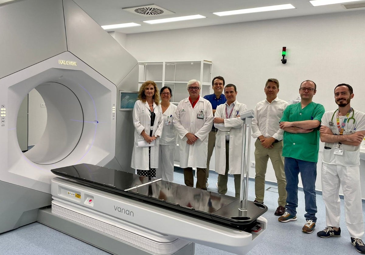 Milagros de la Calle, Raquel Belloso, Luis Presa, Jose Domingo Sanmartín, Dr. José Luis López, José Luis Arjona, Dr. Blas David Delgado y el Dr. Elías Gomis, en la Unidad de Oncología Radioterápica del Virgen del Rocío.