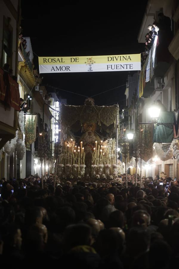 Discurrir de la Macarena por una abarrotada calle Parras ya de madrugada