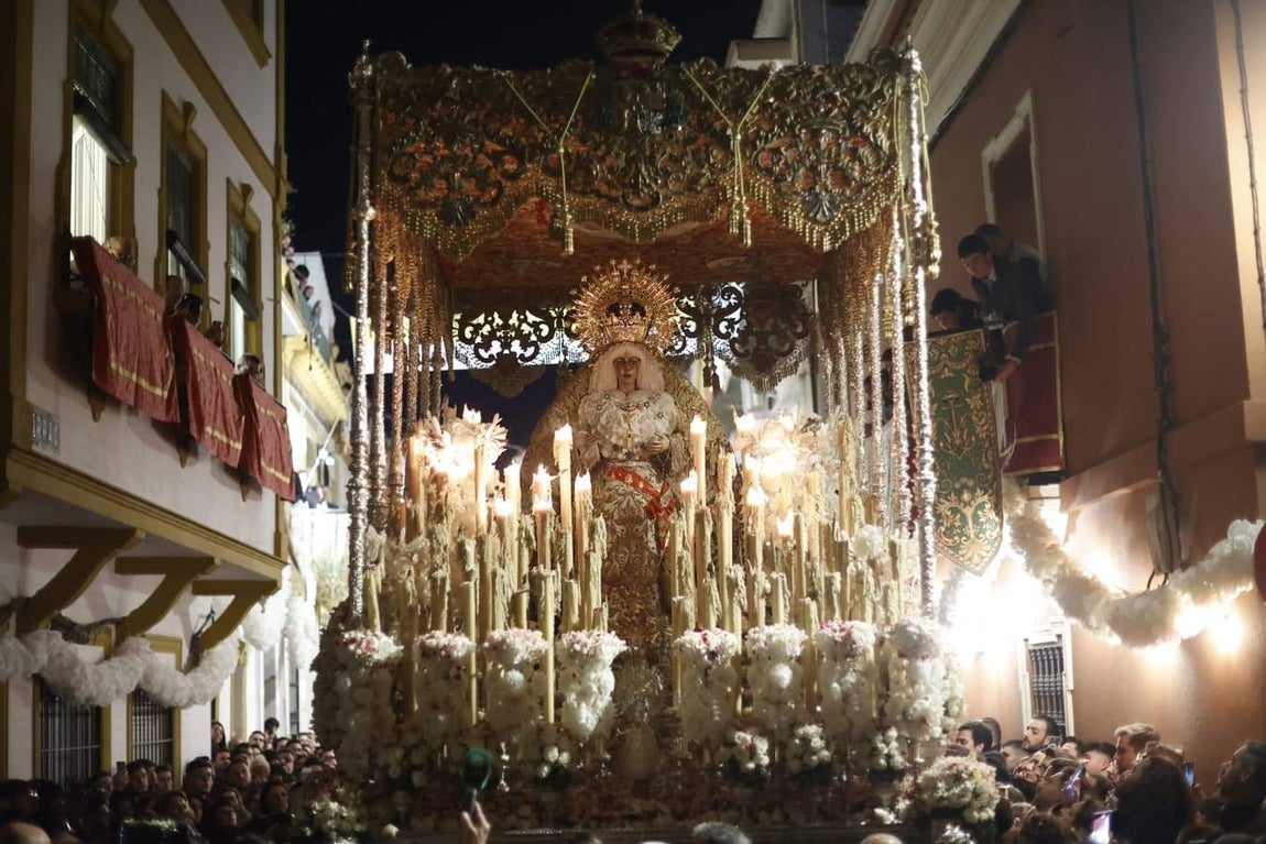 Discurrir de la Macarena por una abarrotada calle Parras ya de madrugada
