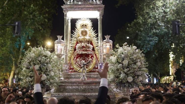 La naturalidad de Lora del Río se abrió paso entre el gentío con la Virgen de Setefilla