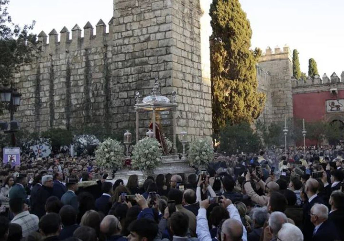 La Virgen de Setefilla a su paso por la plaza del Triunfo en la Magna celebrada el pasado 8 de diciembre