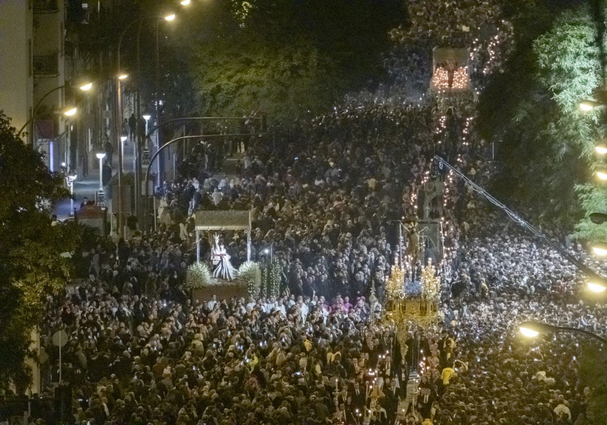 Un momento de la procesión del pasado domingo, con el Cachorro junto al altar de la Virgen de los Reyes