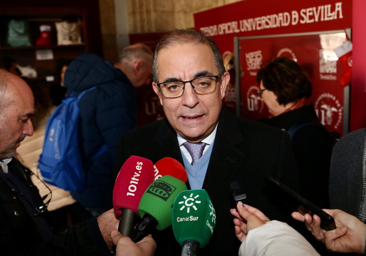 El rector de la US, Miguel Ángel Castro, en la presentación de la campaña solidaria de Navidad