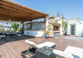 Jacuzzi, barbacoa y un bar en la terraza: el impresionante ático en venta en Sevilla por 700.000 euros