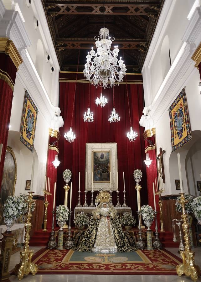 Besamanos de la Esperanza de Triana en la capilla de los Marineros