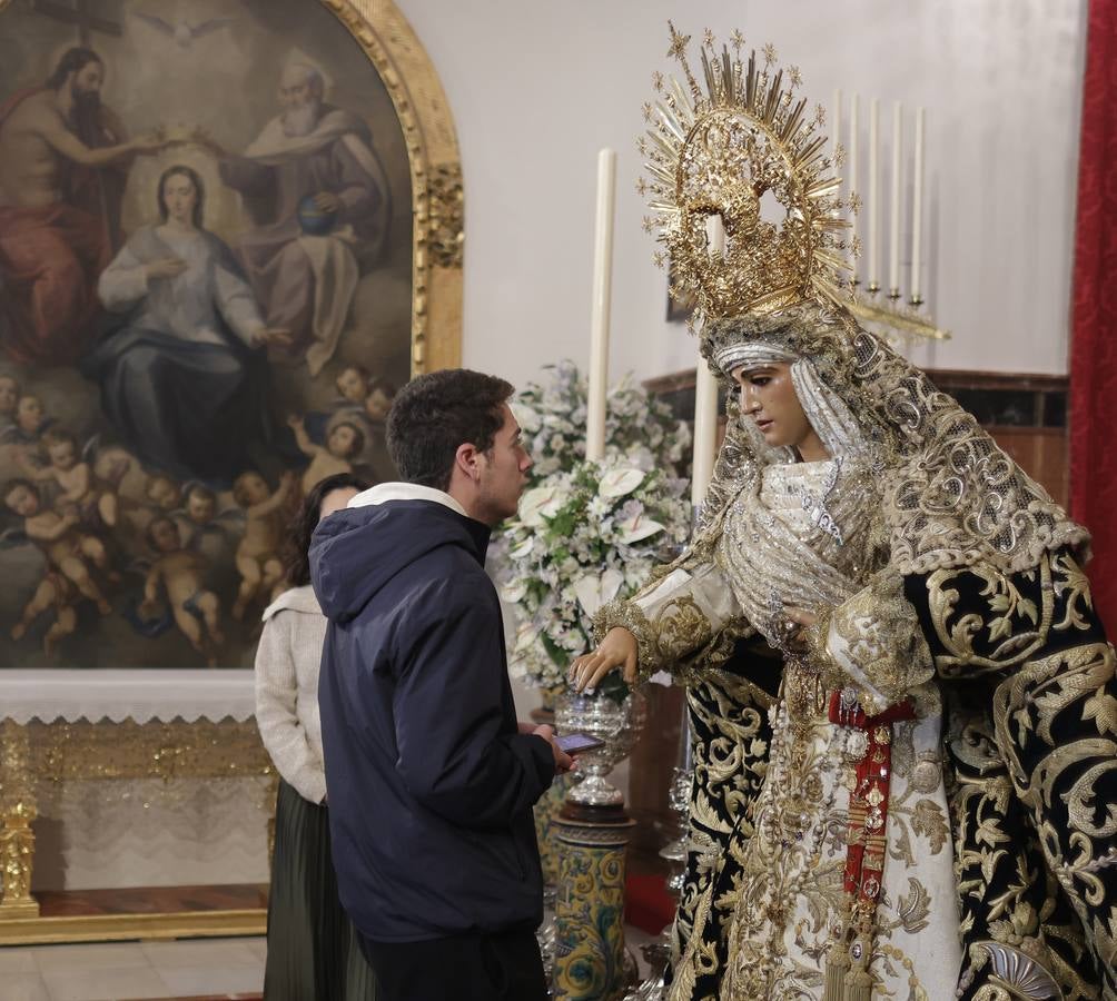 Besamanos de la Esperanza de Triana en la capilla de los Marineros