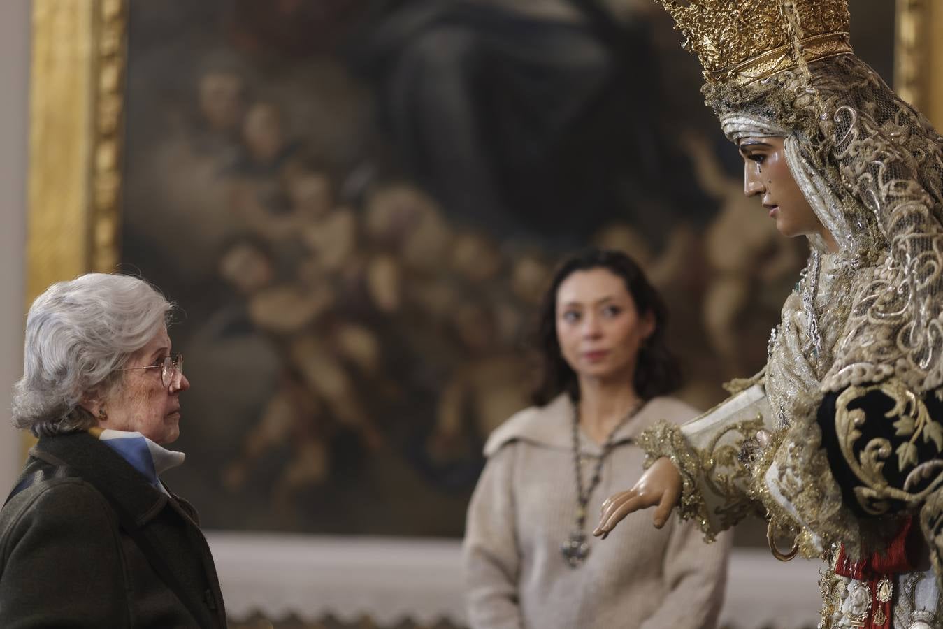 Besamanos de la Esperanza de Triana en la capilla de los Marineros