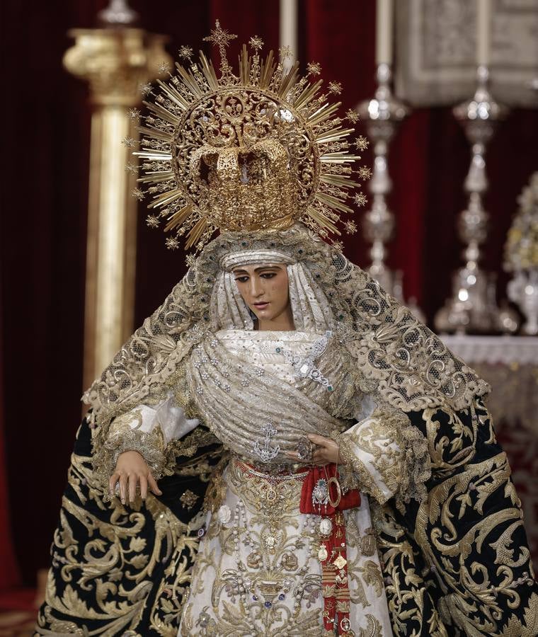 Besamanos de la Esperanza de Triana en la capilla de los Marineros